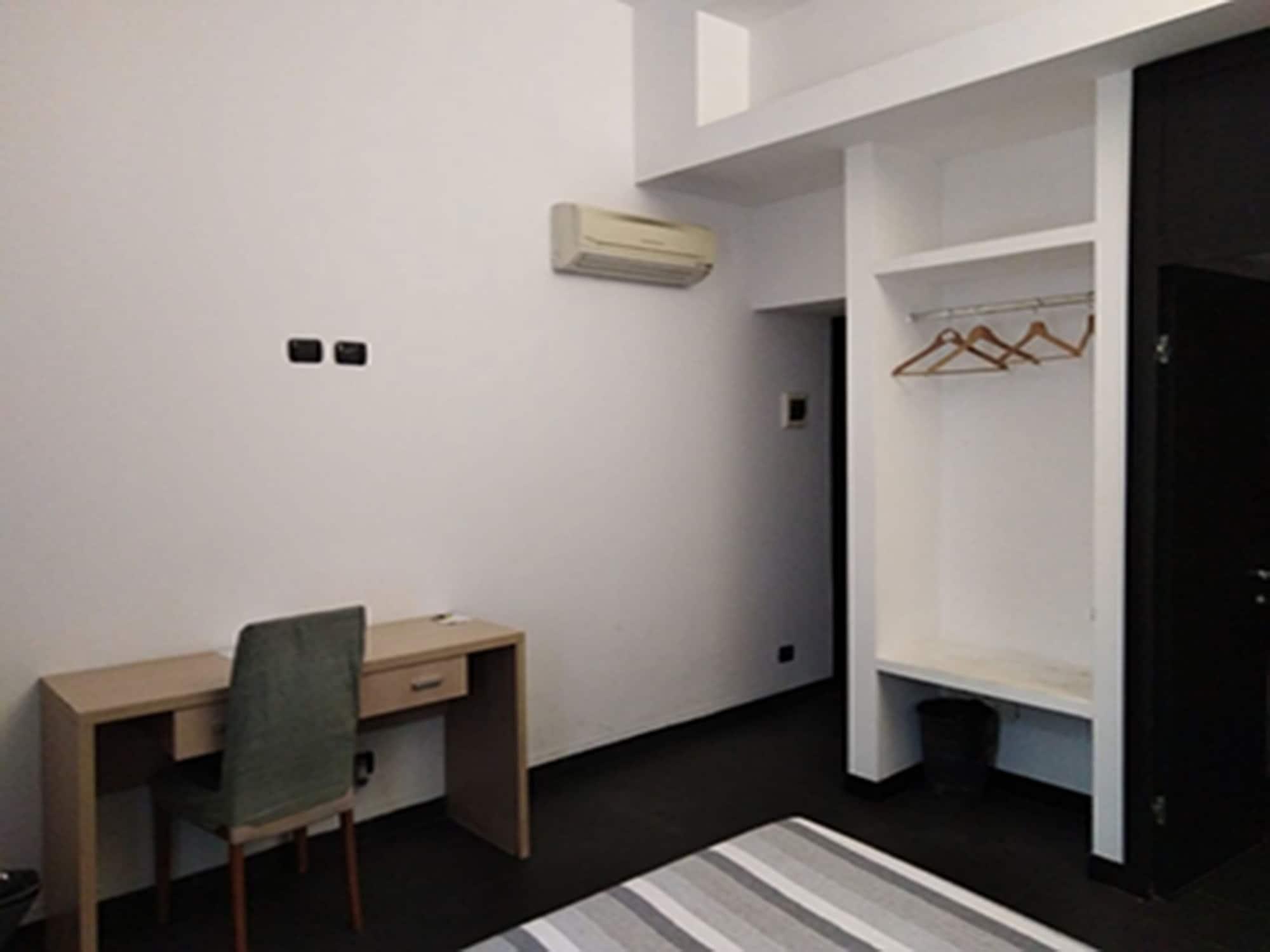 M&J Place Hostel Rome Exterior photo