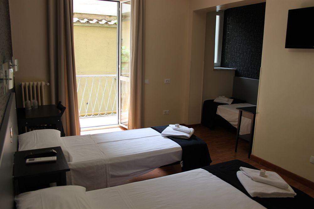 M&J Place Hostel Rome Exterior photo