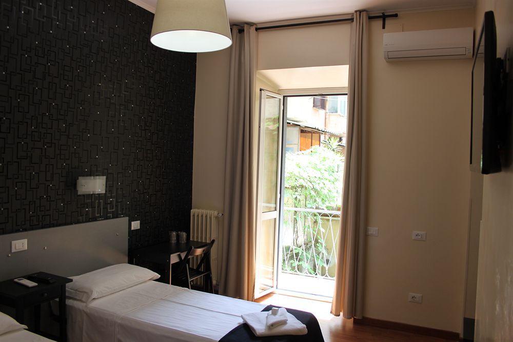 M&J Place Hostel Rome Exterior photo